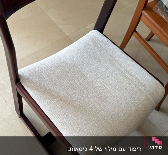 כיסא עץ עם ריפוד בד בהיר